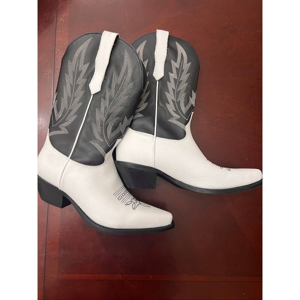 Dingo Lady’s Hold Yer Horses Western Boots in black/white leather, snip toe 8M